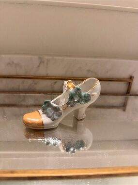Vintage White and Gold Decorative Women's Heeled Shoe with Teal Floral Accents